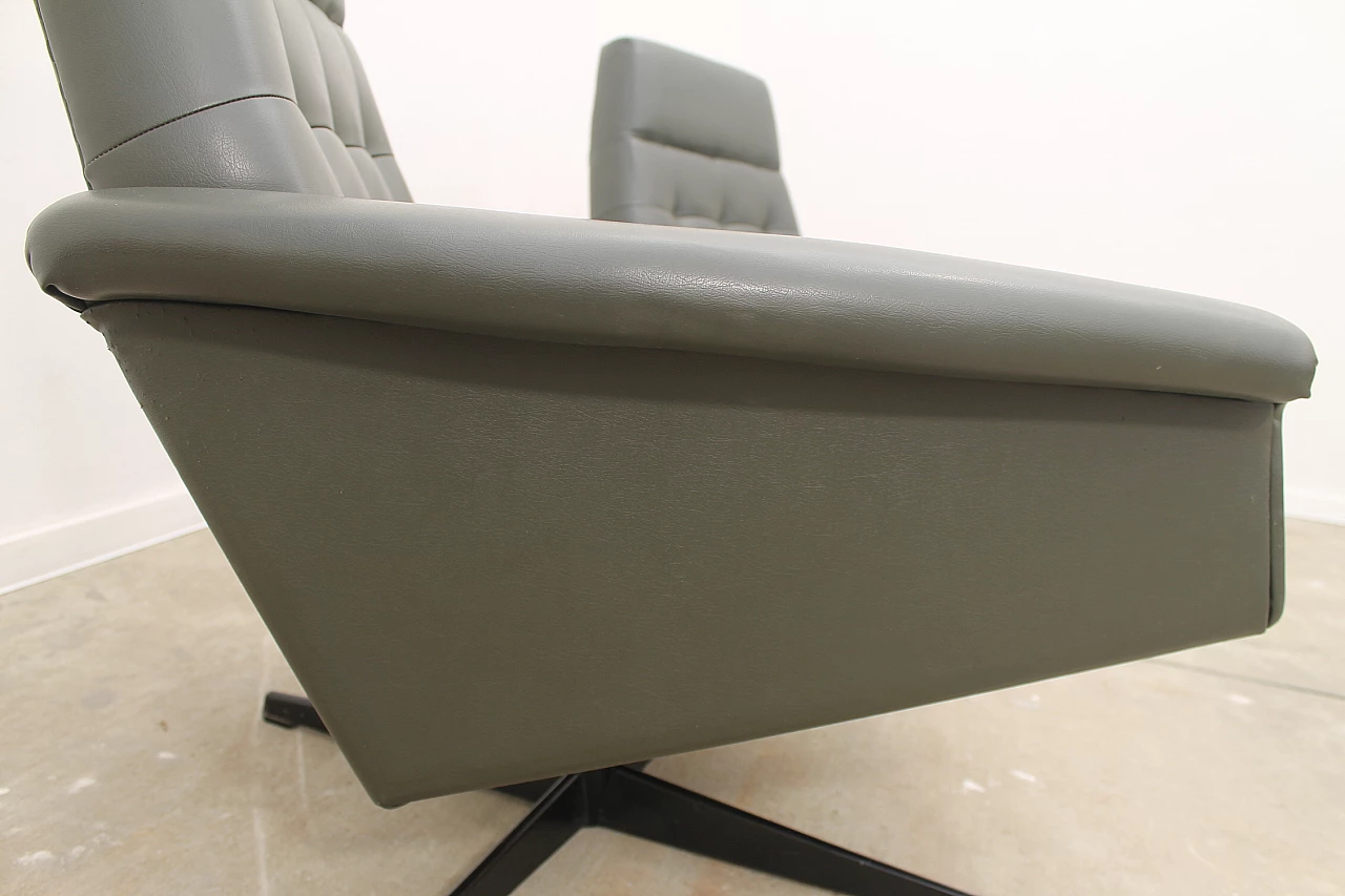 Coppia di poltrone girevoli in similpelle di UP Zavody, anni '70 22