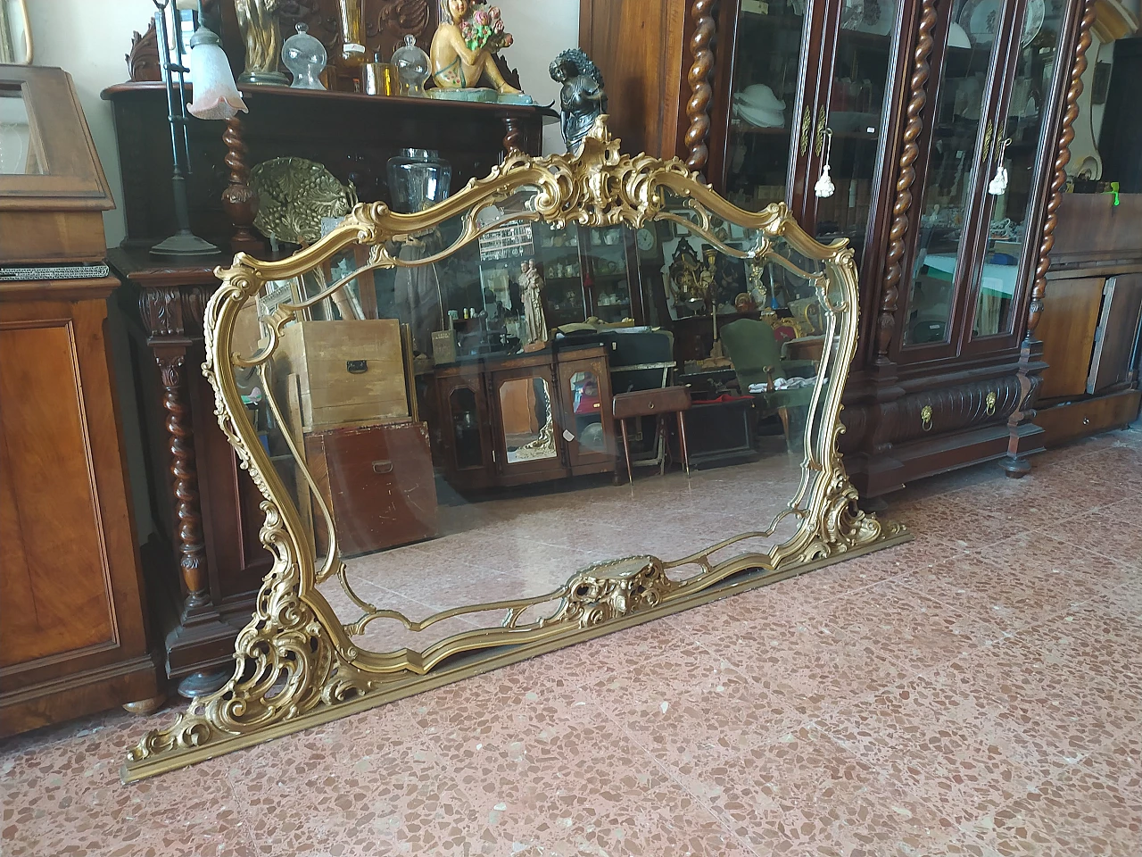 Mirror with gilded and carved frame with central shelf, 1950s 1