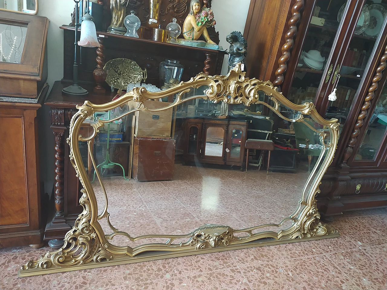 Mirror with gilded and carved frame with central shelf, 1950s 2
