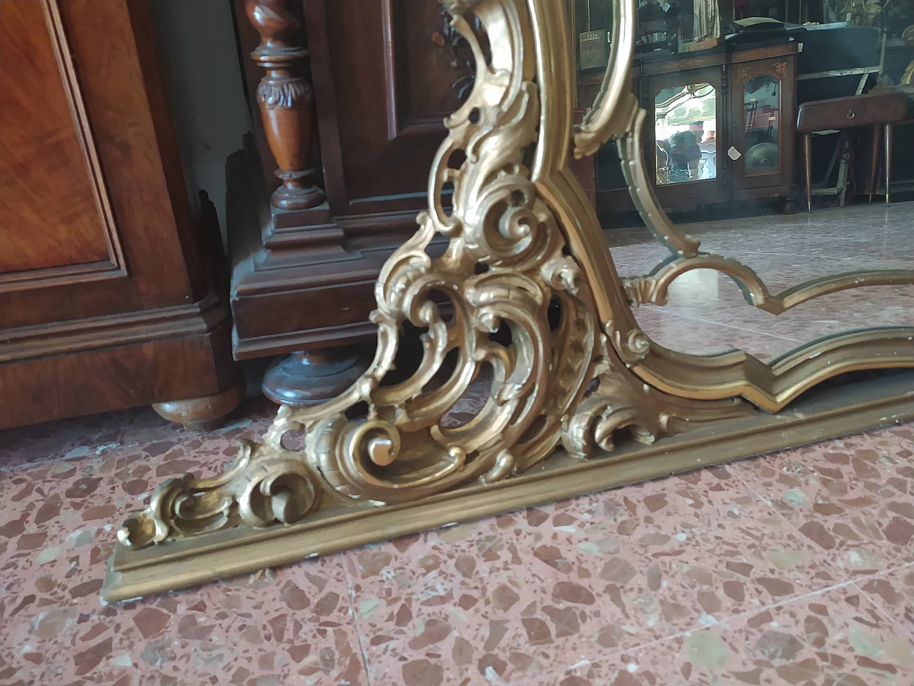 Mirror with gilded and carved frame with central shelf, 1950s 3