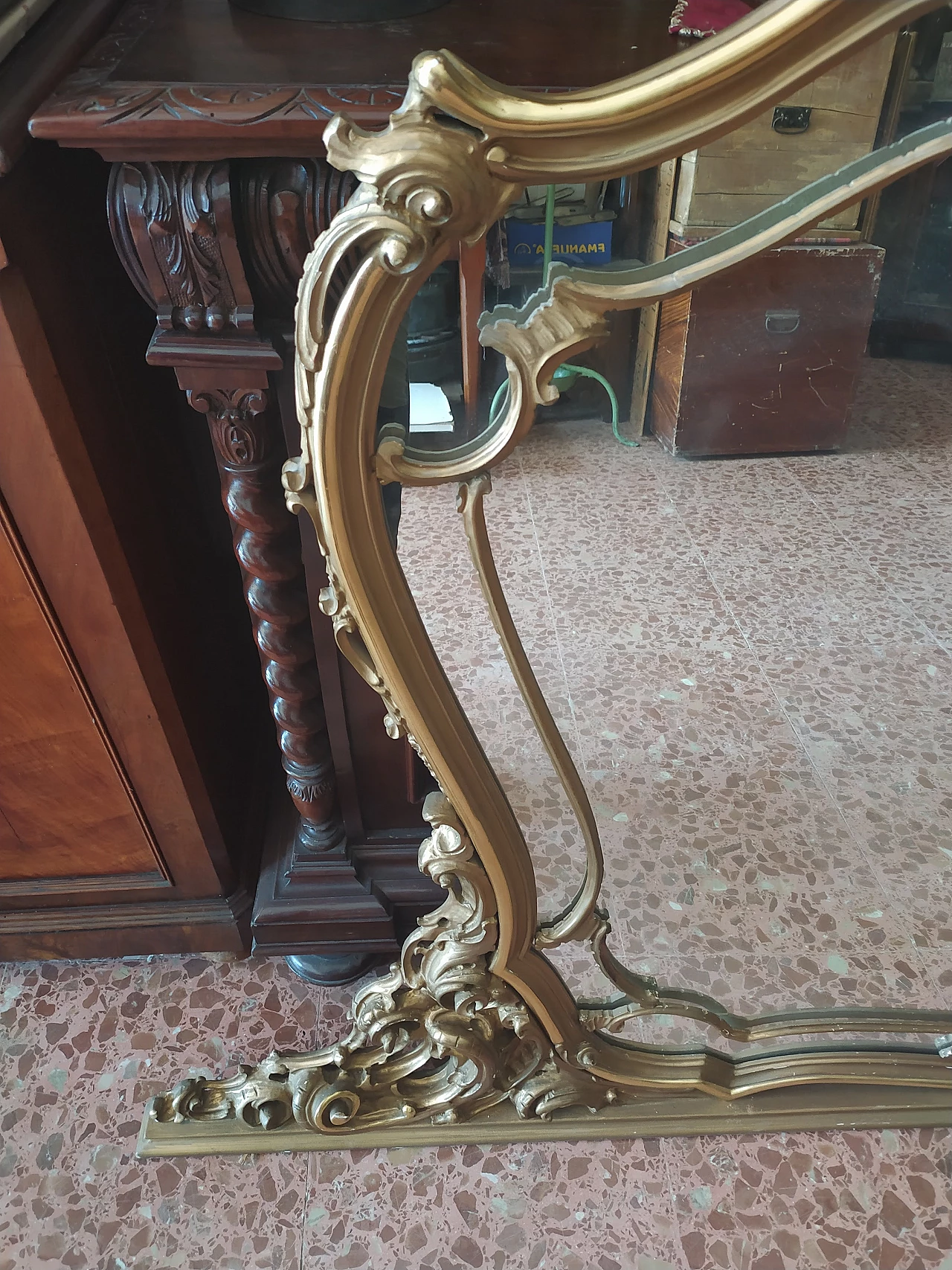 Mirror with gilded and carved frame with central shelf, 1950s 5
