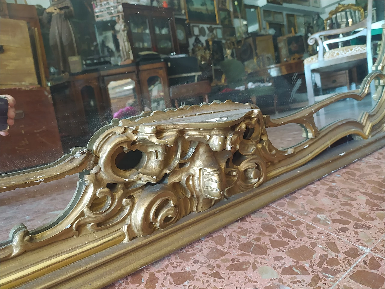 Mirror with gilded and carved frame with central shelf, 1950s 6