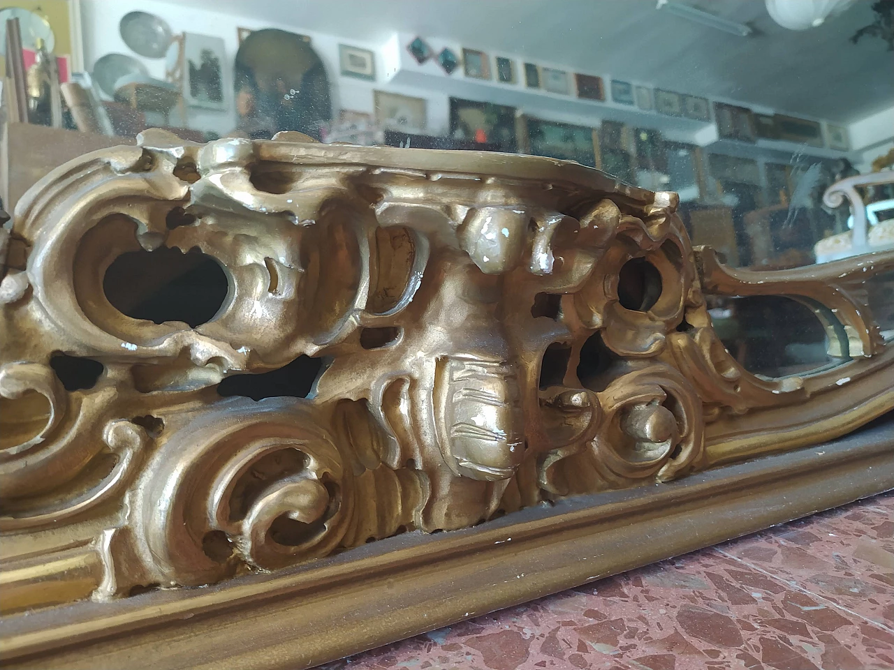 Mirror with gilded and carved frame with central shelf, 1950s 8