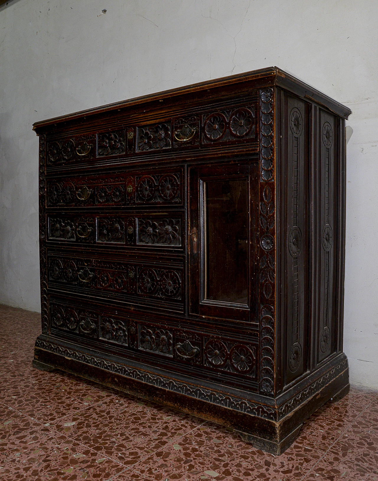 Solid carved and sculpted walnut dresser with glass top, late 19th century 5