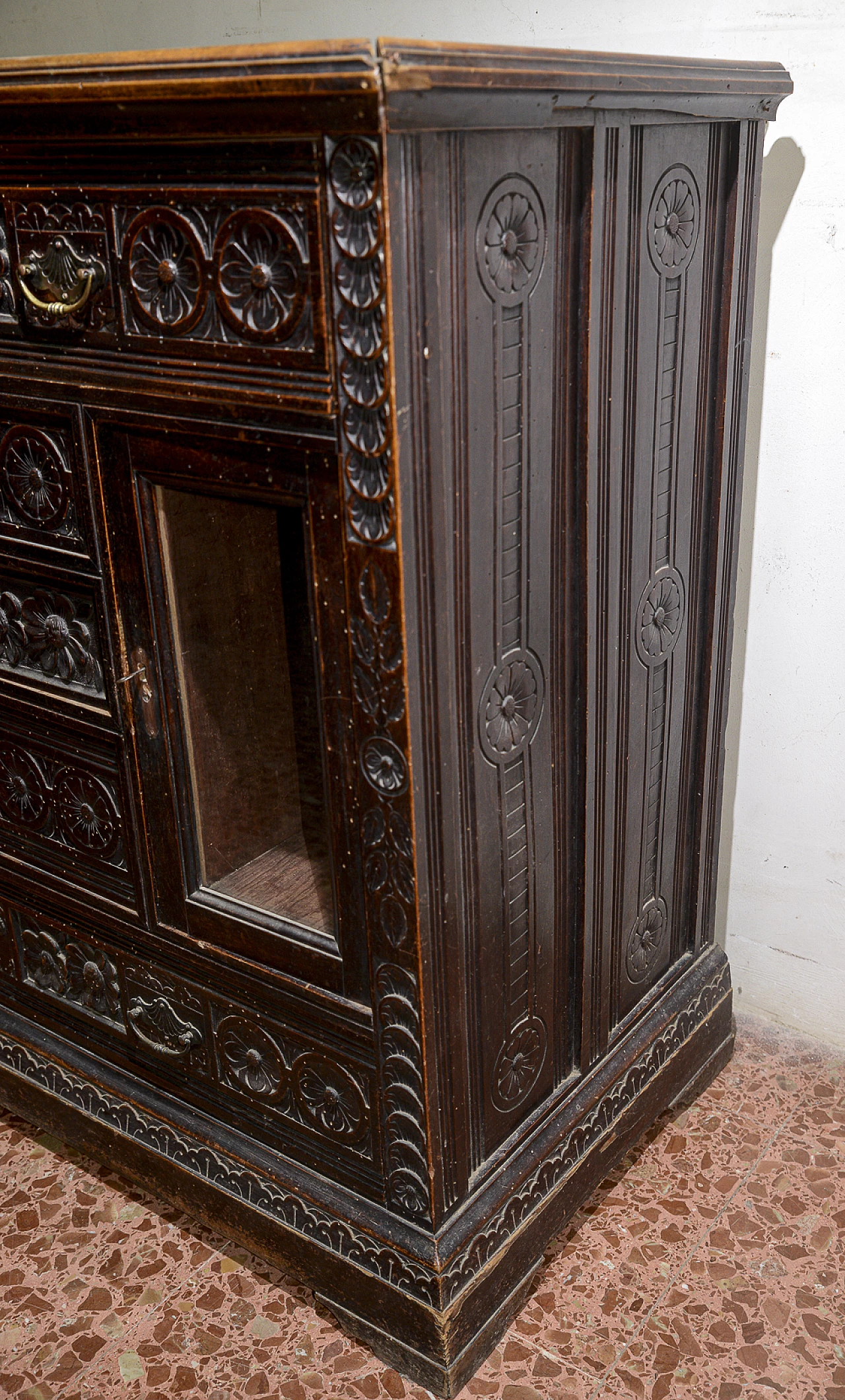 Solid carved and sculpted walnut dresser with glass top, late 19th century 7