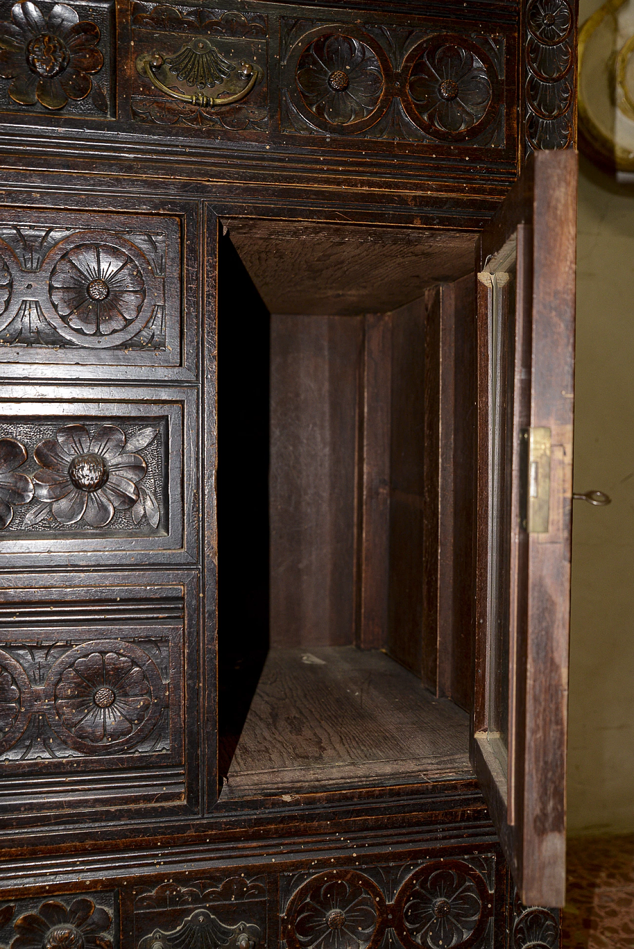 Solid carved and sculpted walnut dresser with glass top, late 19th century 8