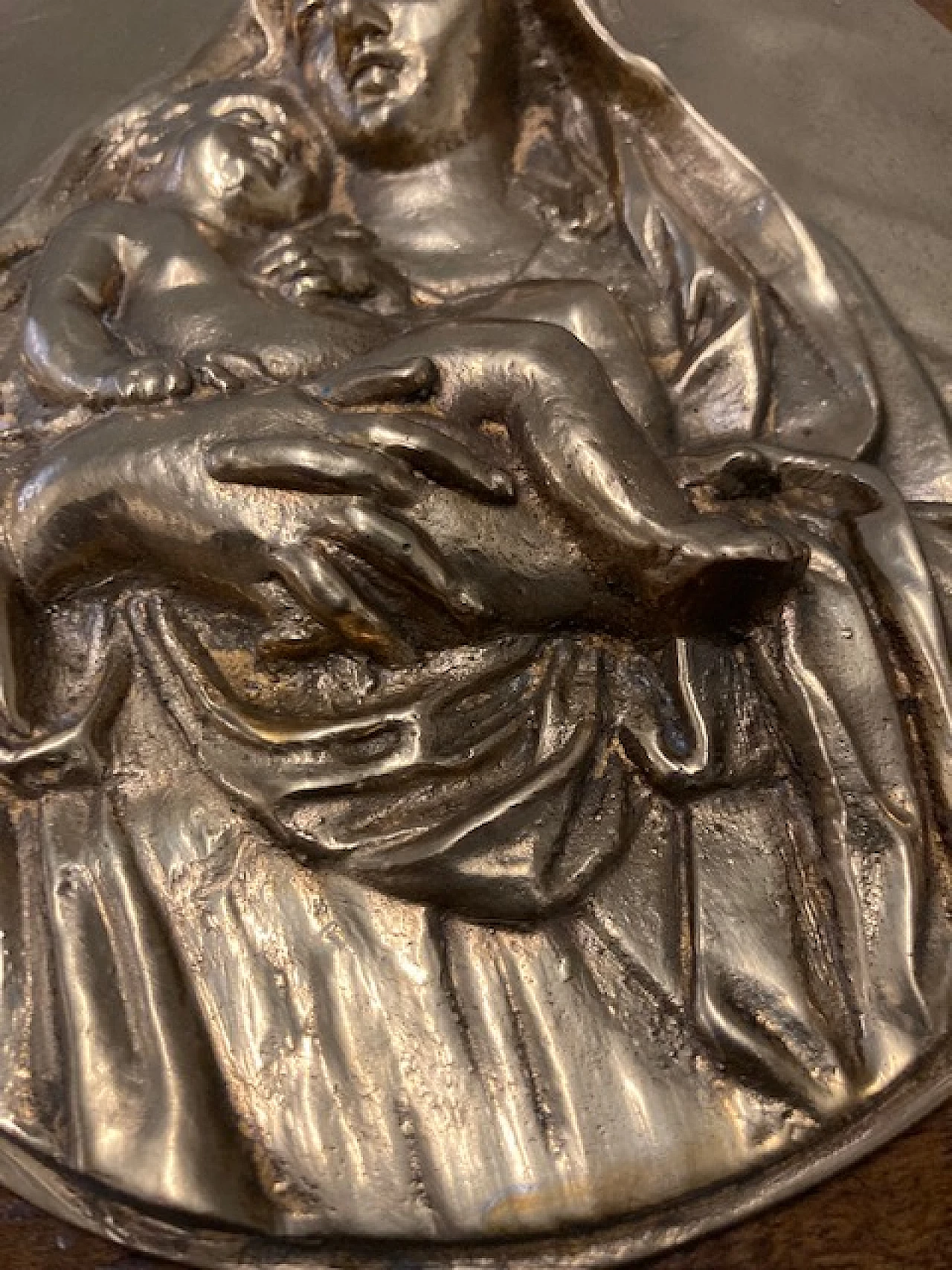 Altorilievo ovale in bronzo con la Vergine e il Bambino, '800 3