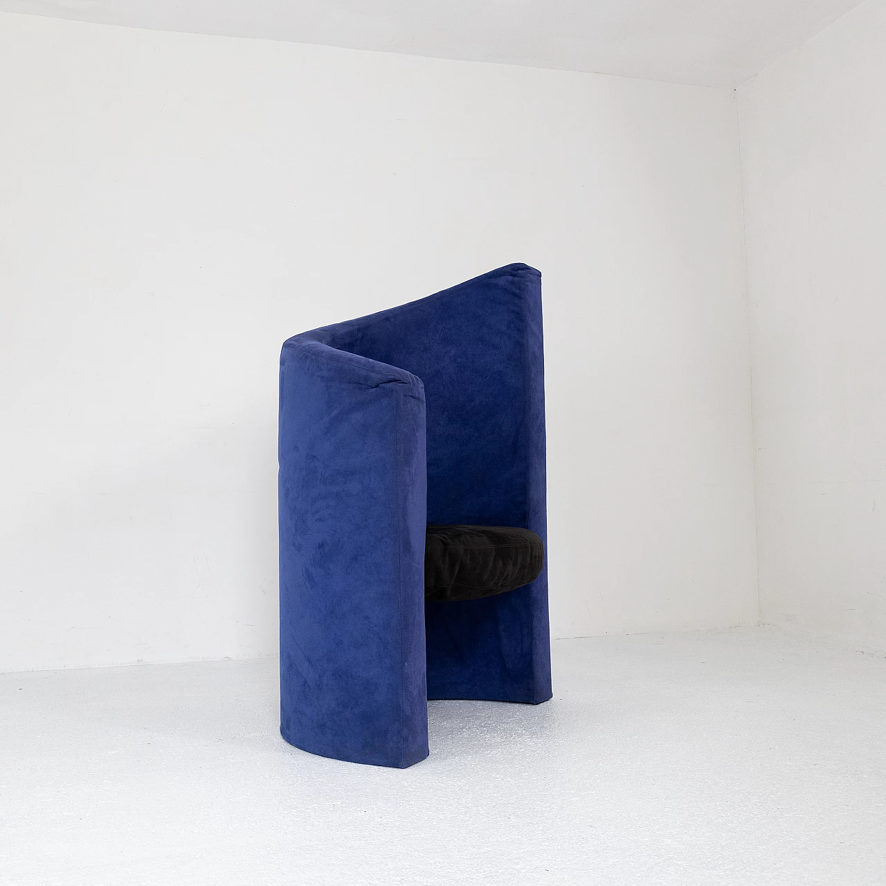 Blue and black velvet armchair, 1970s 12