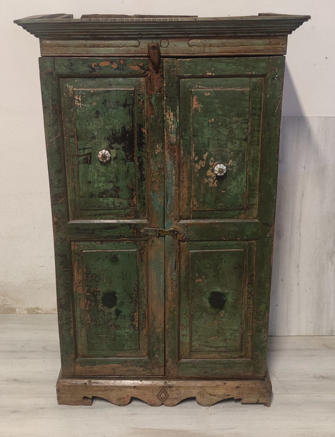 Armadio indiano in teak dipinto di verde, metà '800 1