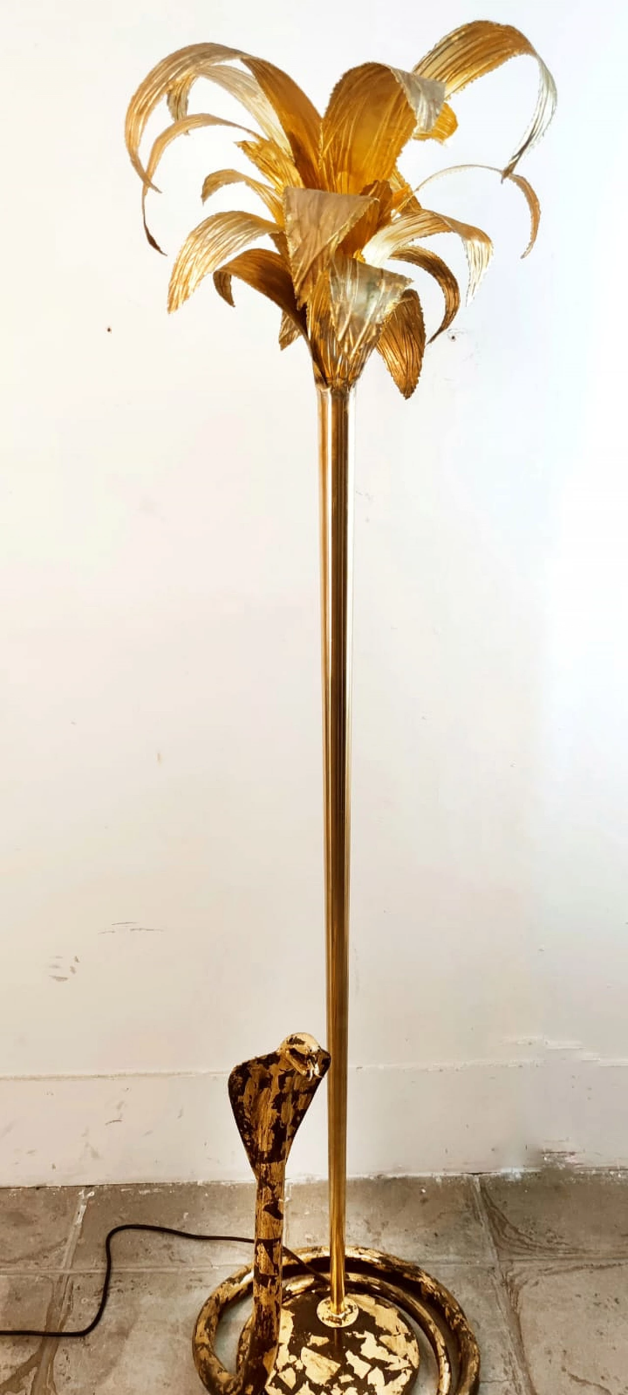 Lampada da terra in ottone a forma di palma con cobra, anni '70 31