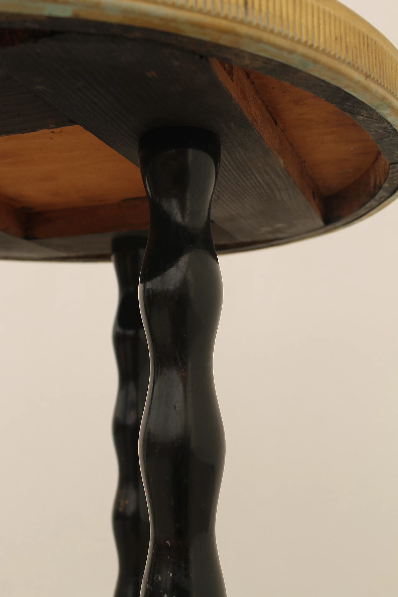 Art Deco round walnut and brass coffee table, 1930s 16