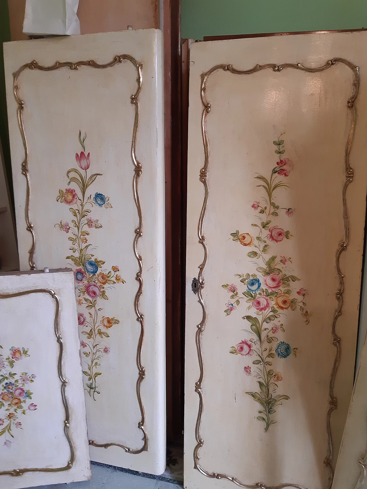 Armadio in stile Barocco con decori floreali e gambe a sciabola, inizio '900 1