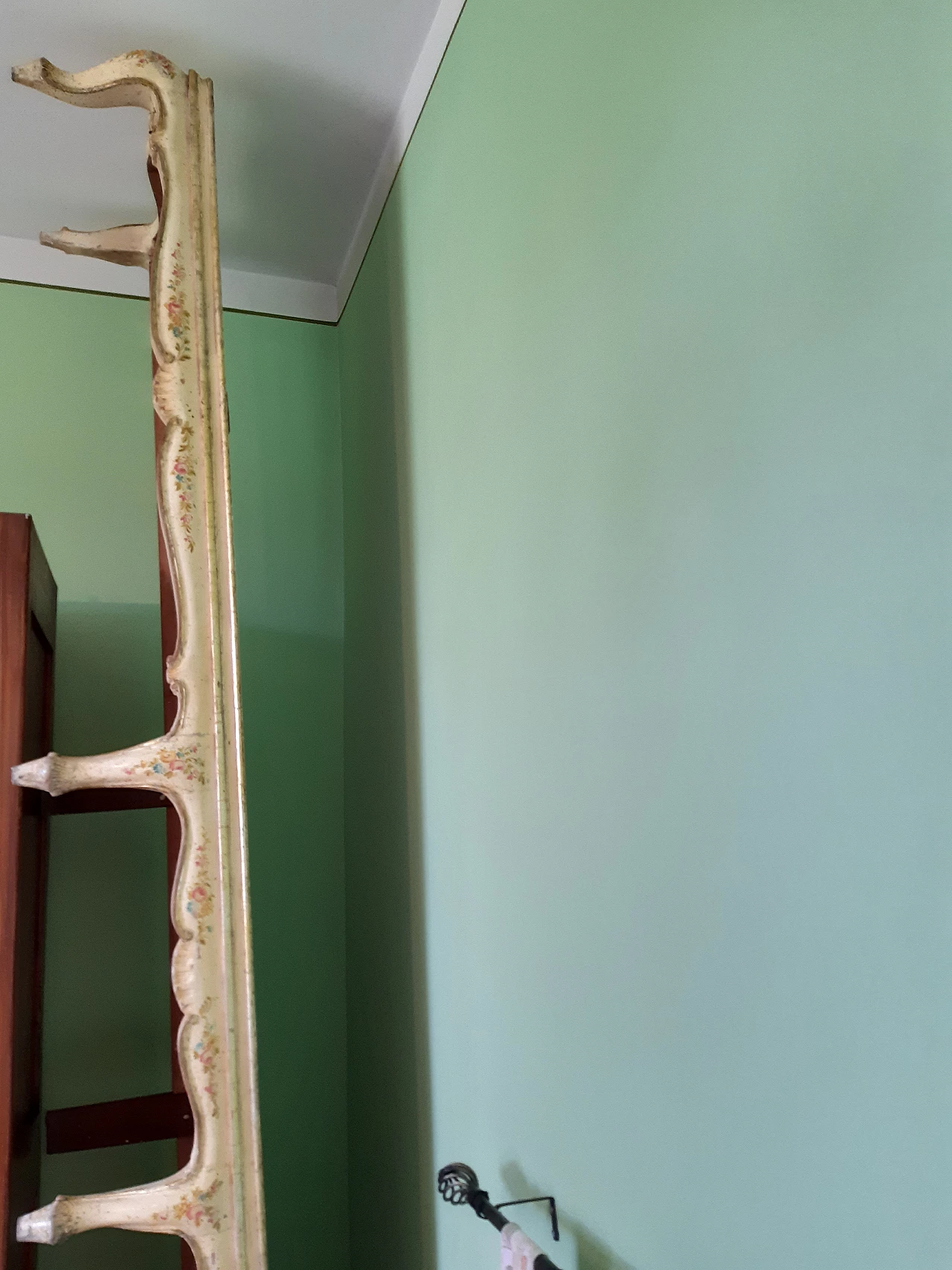 Armadio in stile Barocco con decori floreali e gambe a sciabola, inizio '900 3