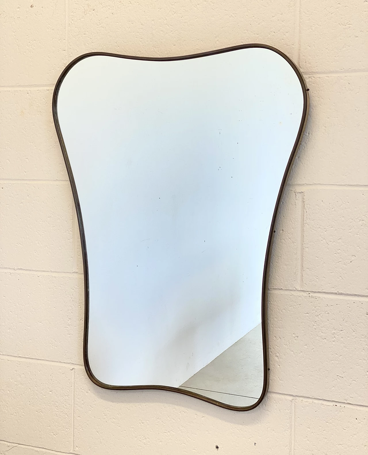 Specchio con cornice in ottone sagomato, anni '50 5