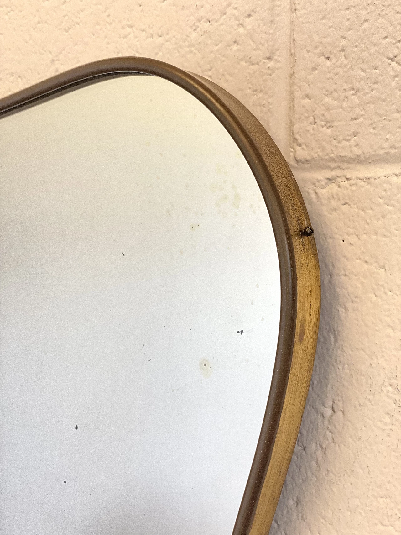 Specchio con cornice in ottone sagomato, anni '50 8