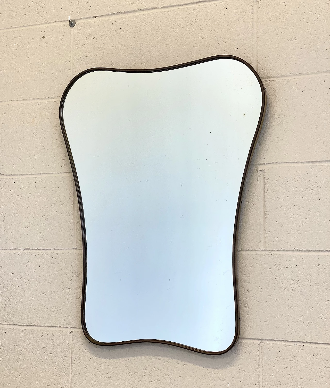 Specchio con cornice in ottone sagomato, anni '50 10
