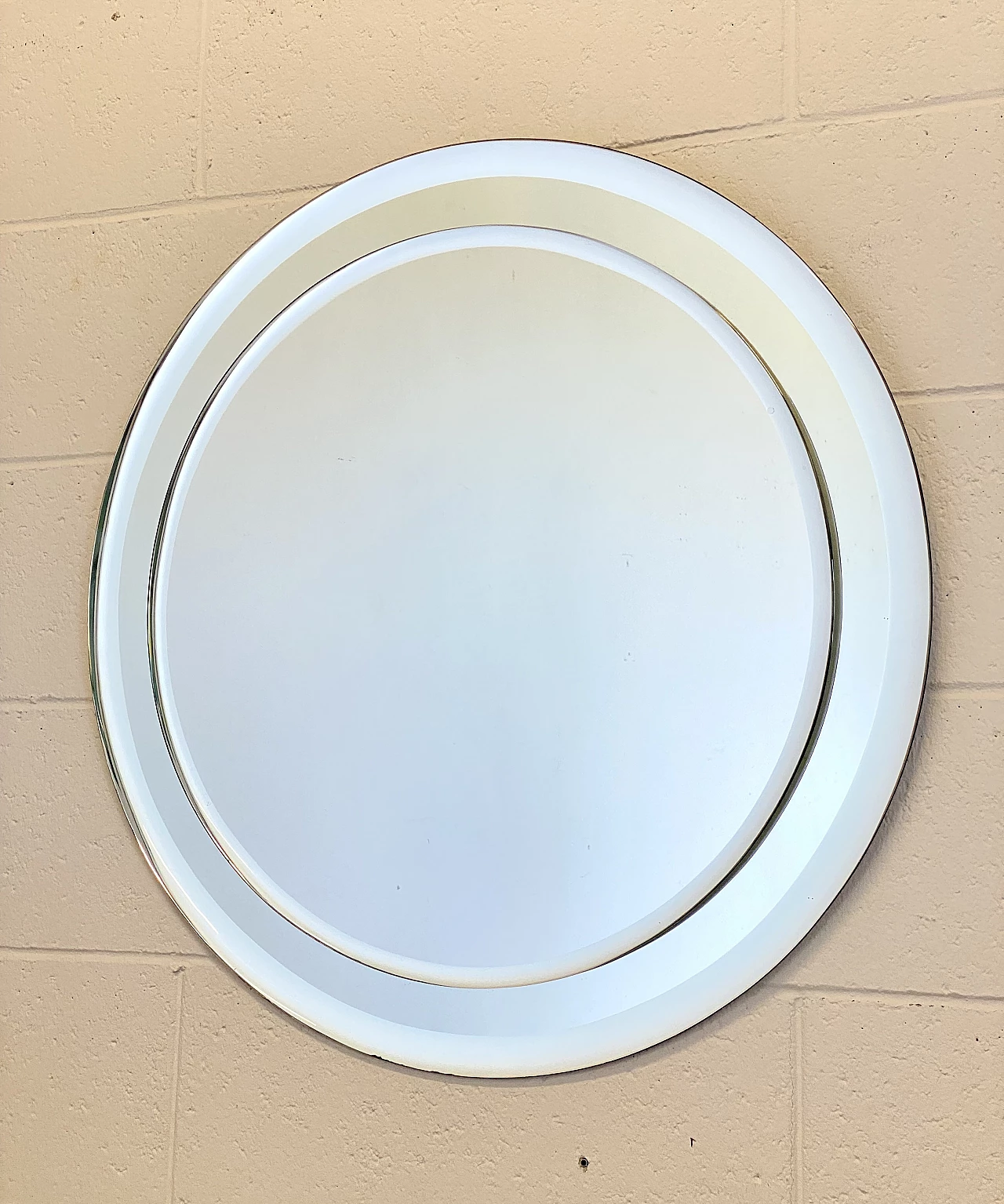 Round wall mirror, 1970s 1