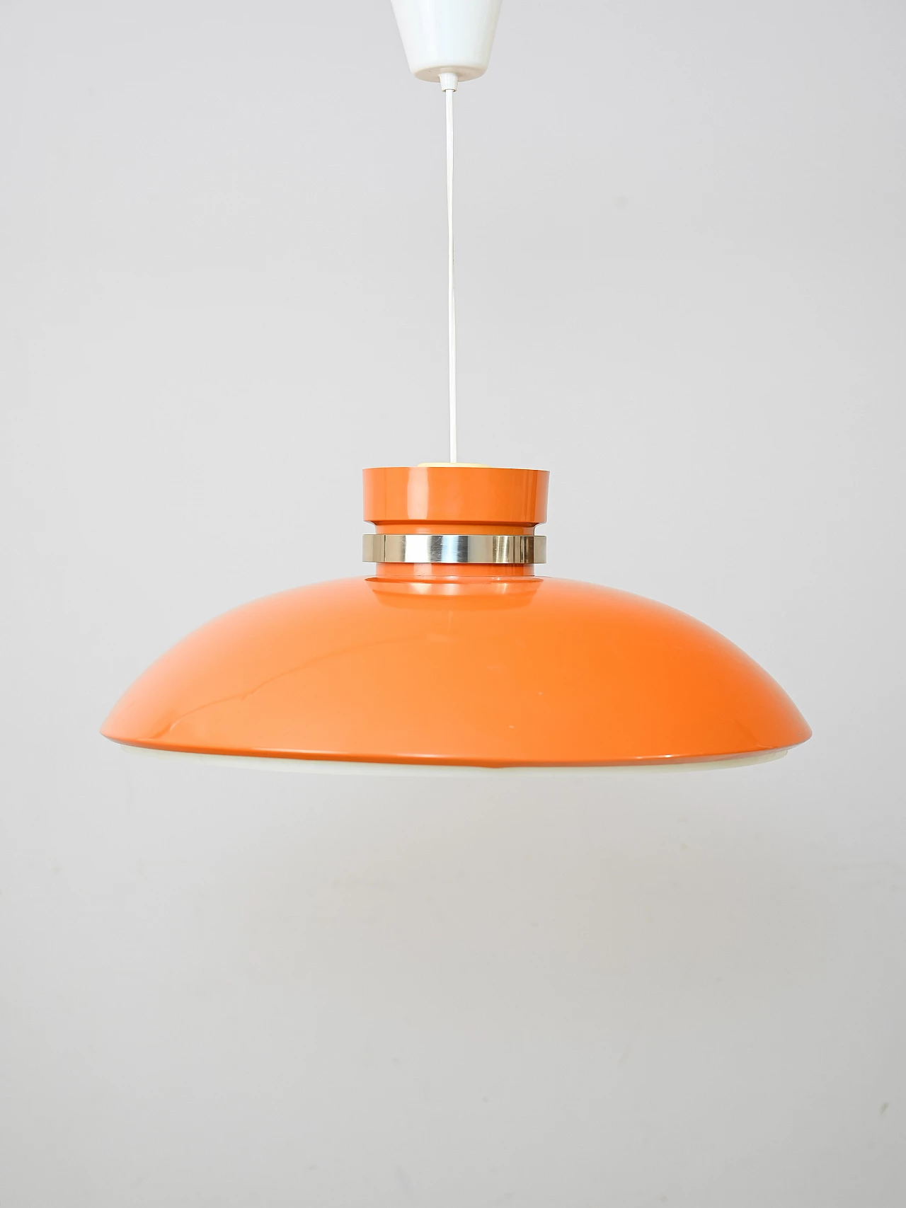 Lampada a sospensione scandinava in plastica arancione, anni '60 1