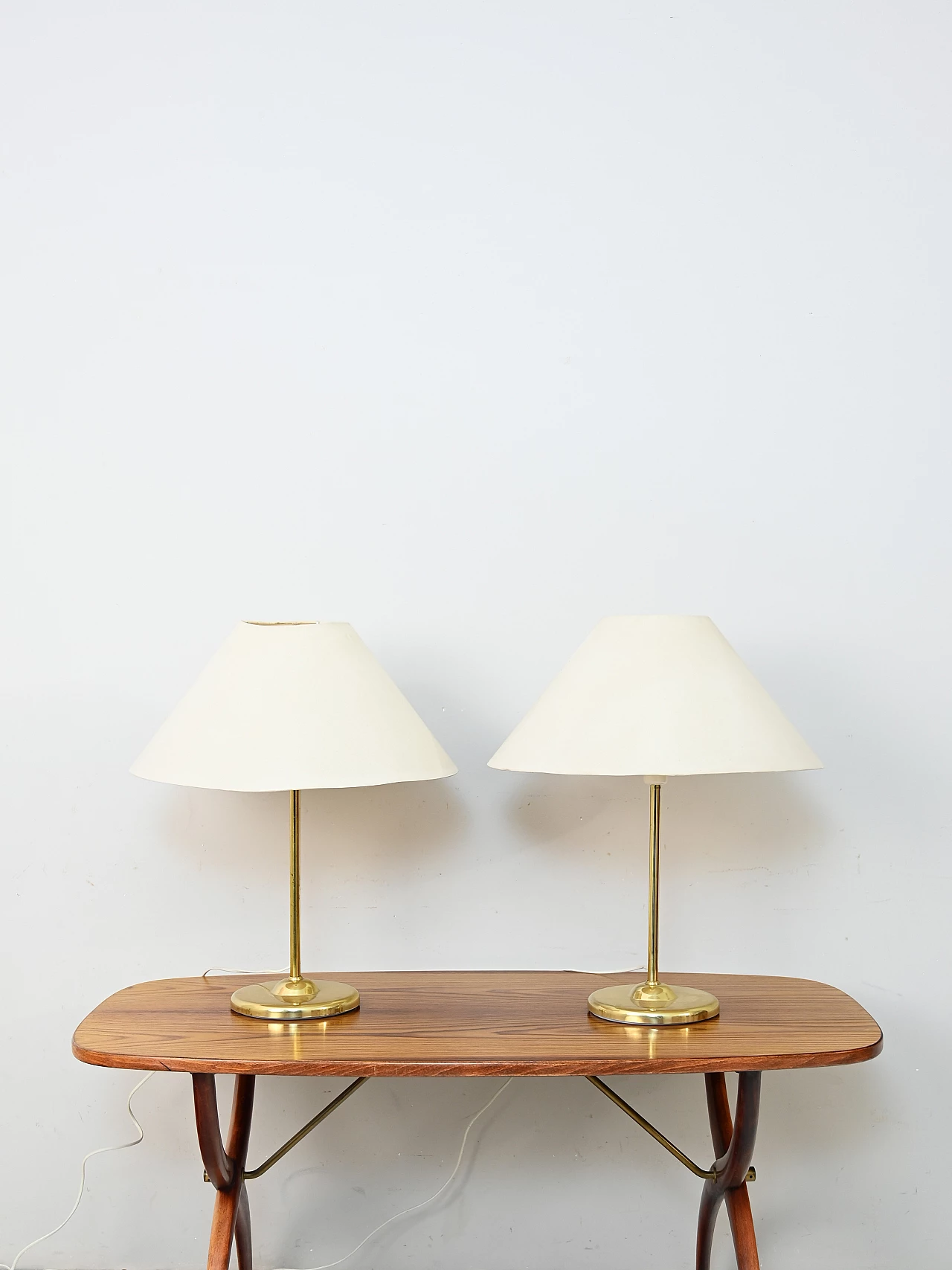 Coppia di lampade da tavolo svedesi in metallo dorato con paralume conico, anni '60 1