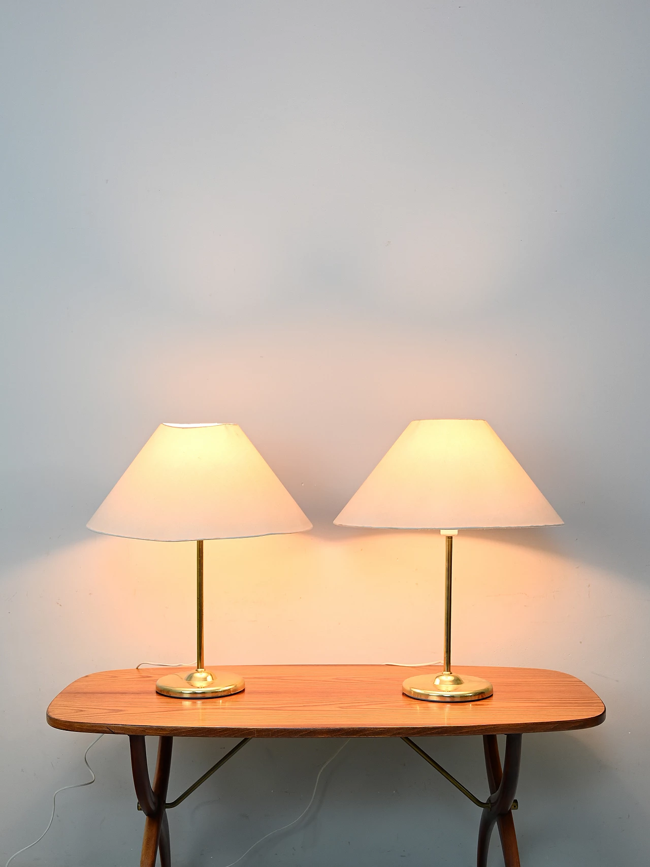 Coppia di lampade da tavolo svedesi in metallo dorato con paralume conico, anni '60 2