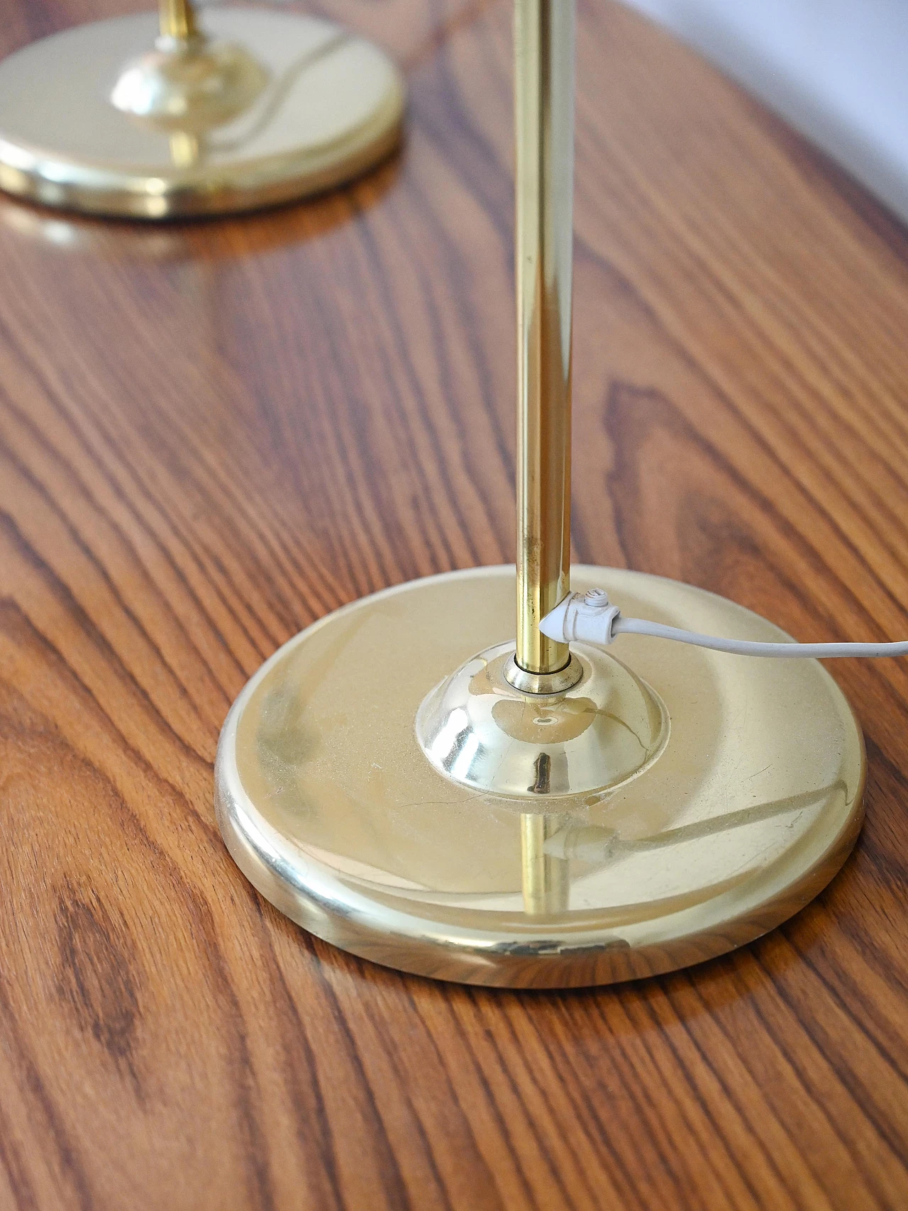 Coppia di lampade da tavolo svedesi in metallo dorato con paralume conico, anni '60 7