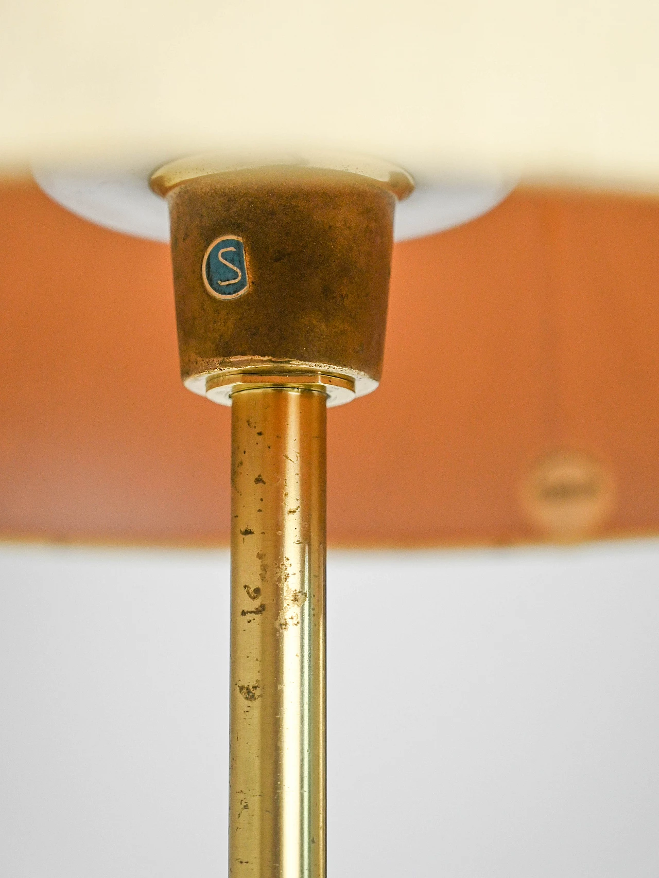 Lampada da terra scandinava con struttura in metallo dorato e paralume in tessuto, anni '60 8