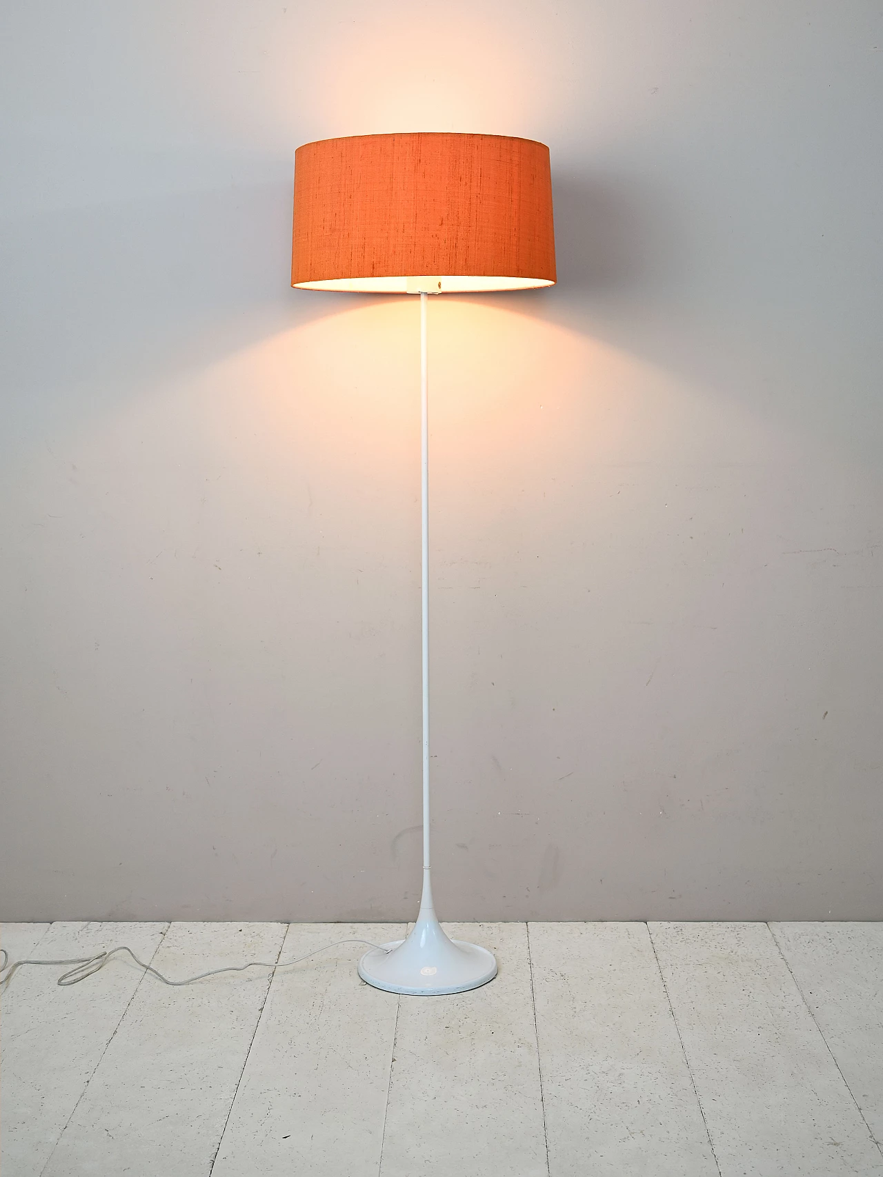 Lampada da terra scandinava in plastica e tessuto arancione, anni '60 1