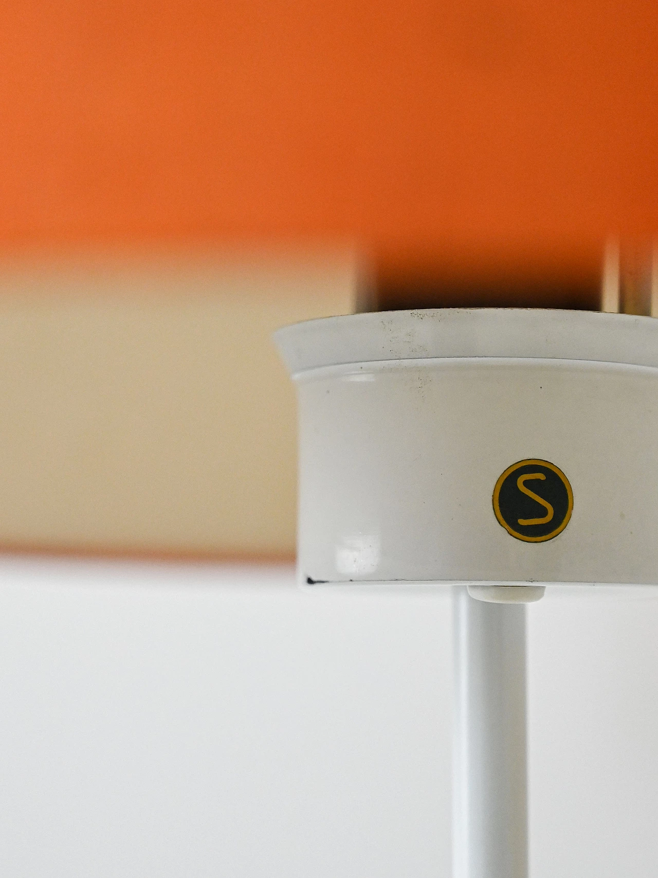 Lampada da terra scandinava in plastica e tessuto arancione, anni '60 5