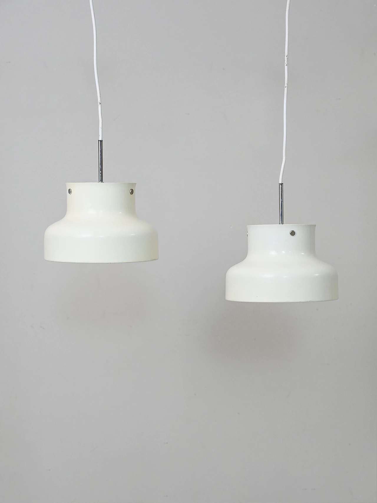 Coppia di lampadari Bumling bianchi di Anders Pehrson per Ateljé Lyktan, anni '60 2
