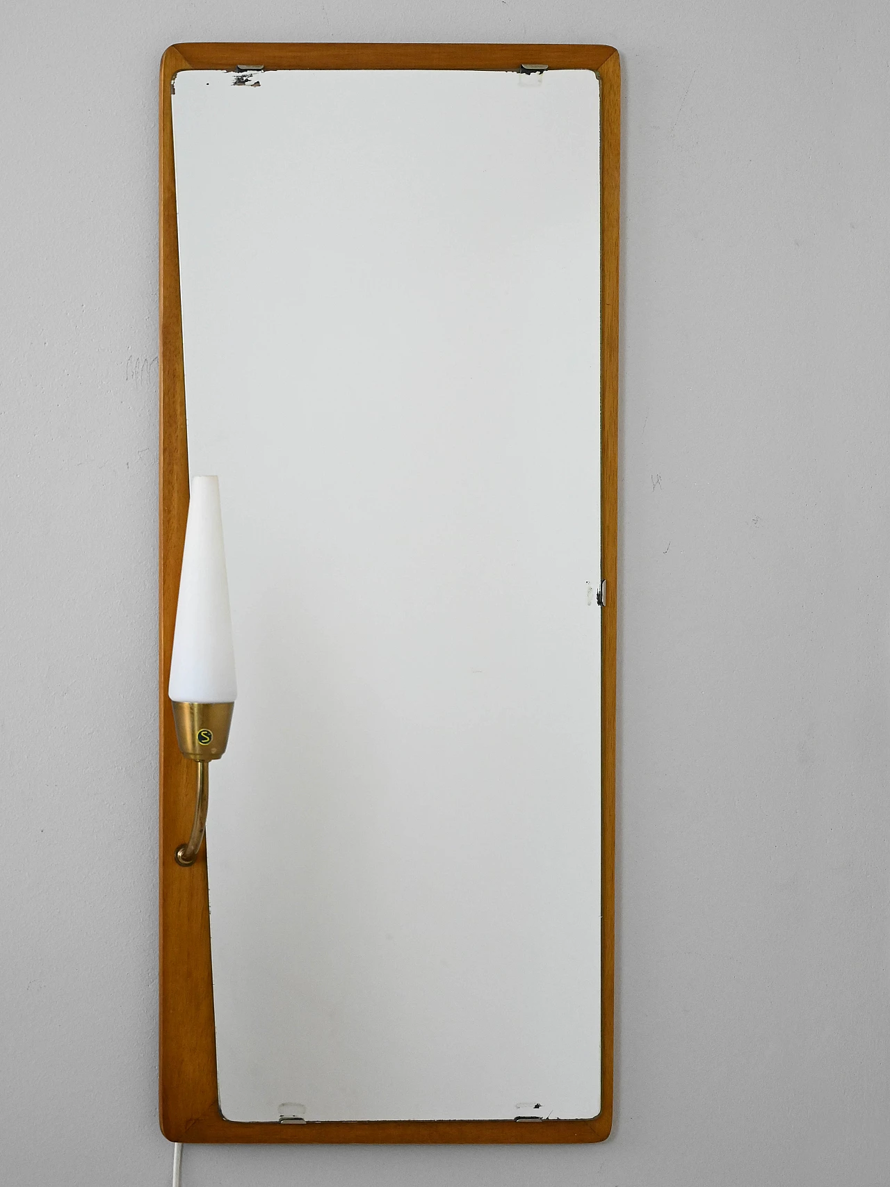 Specchio da parete scandinavo in teak con luce, anni '60 1