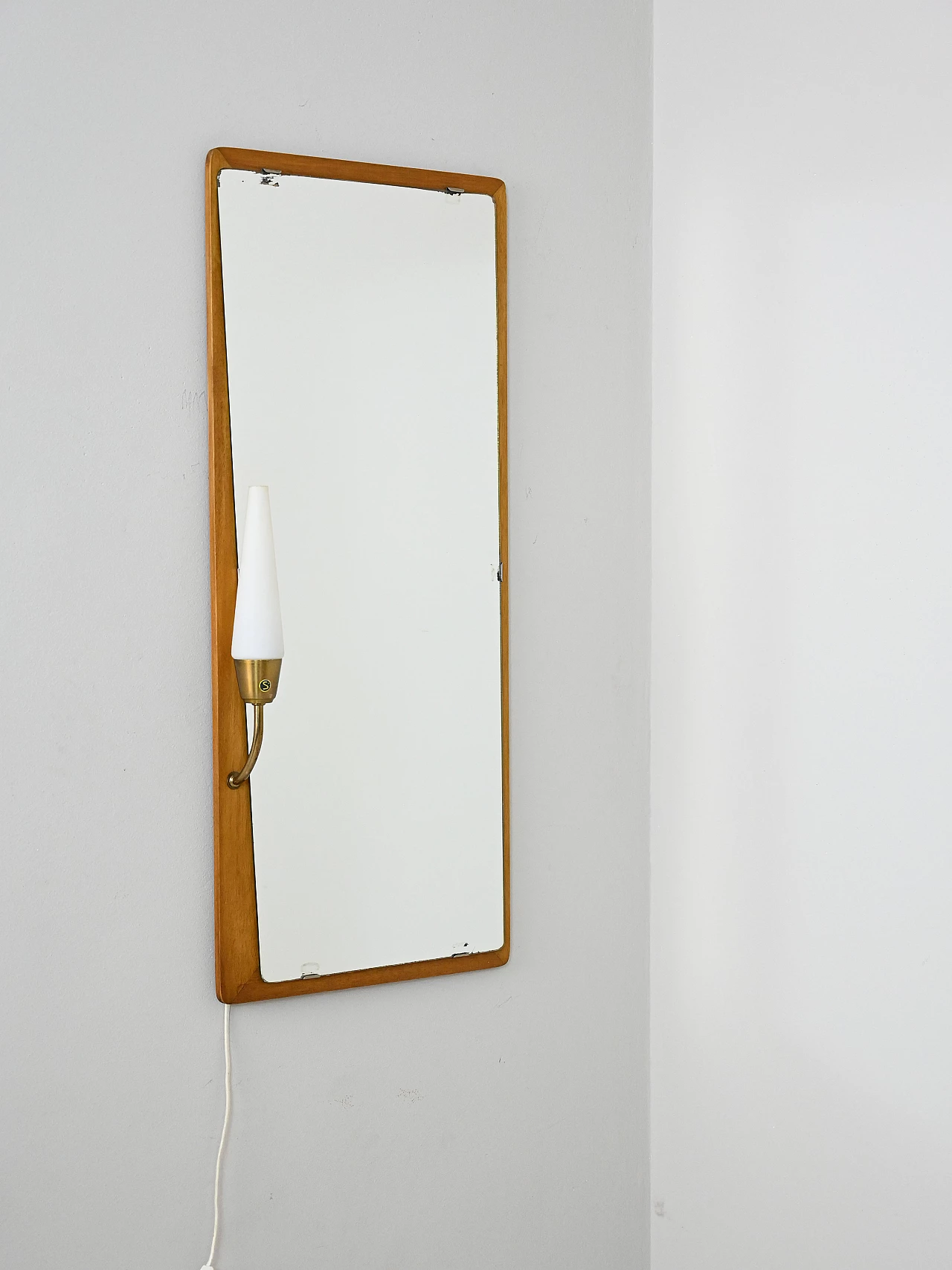 Specchio da parete scandinavo in teak con luce, anni '60 2