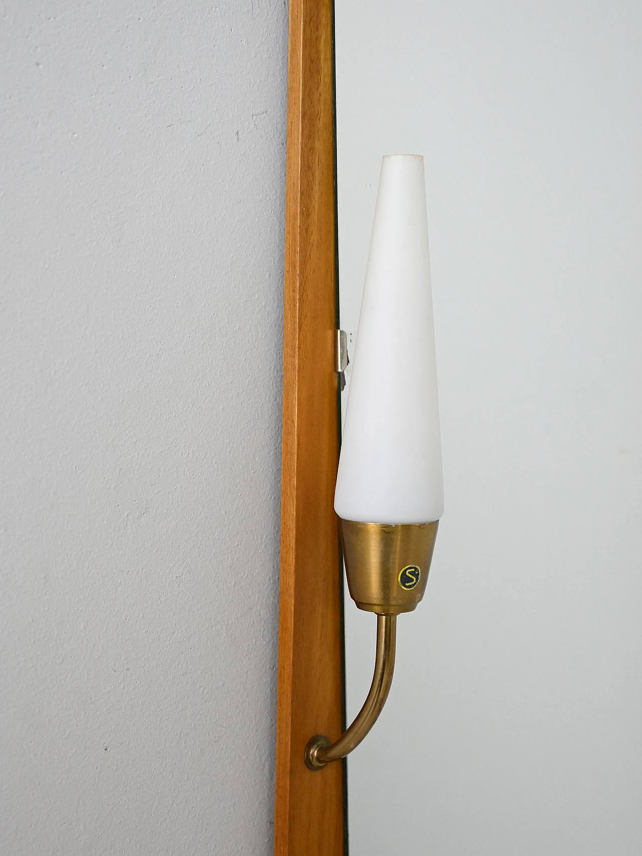 Specchio da parete scandinavo in teak con luce, anni '60 3