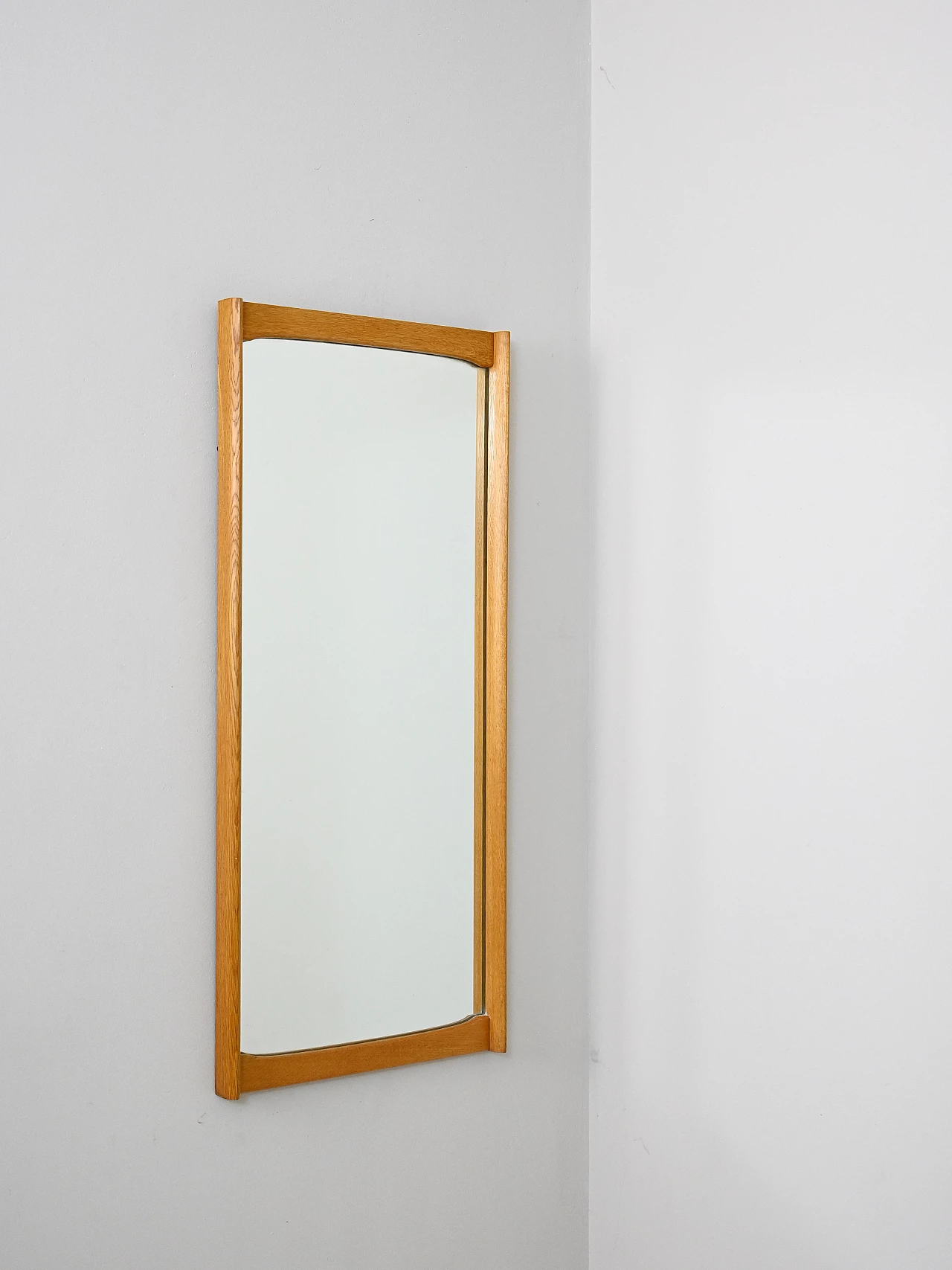 Specchio da parete svedese rettangolare in rovere, anni '60 1
