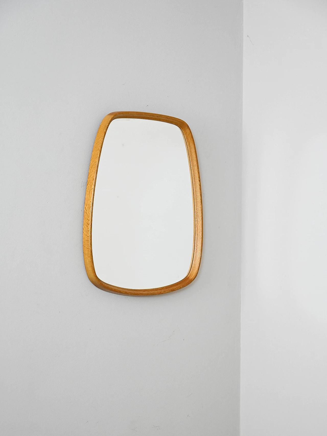 Specchio da parete scandinavo in rovere, anni '60 1