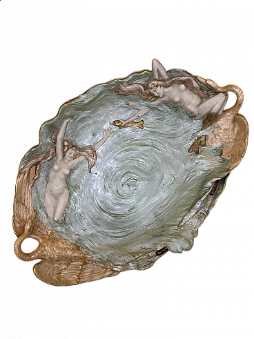 Bassorilievo in ceramica ovale con due sirene, pesci e due manici a cigno, inizio '900