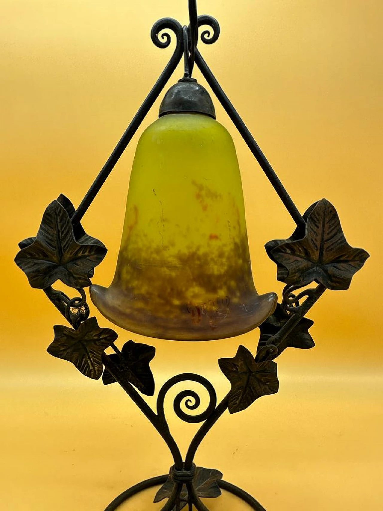 Lampada da tavolo Degue in ferro battuto con tulipe in pasta di vetro, inizio '900 3