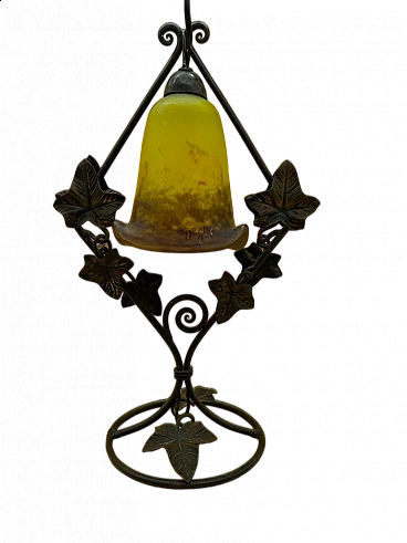 Lampada da tavolo Degue in ferro battuto con tulipe in pasta di vetro, inizio '900