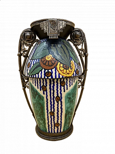 Vaso Art Decò in ceramica con decori a fiori stilizzati e montatura in ferro battuto con foglie con due anse