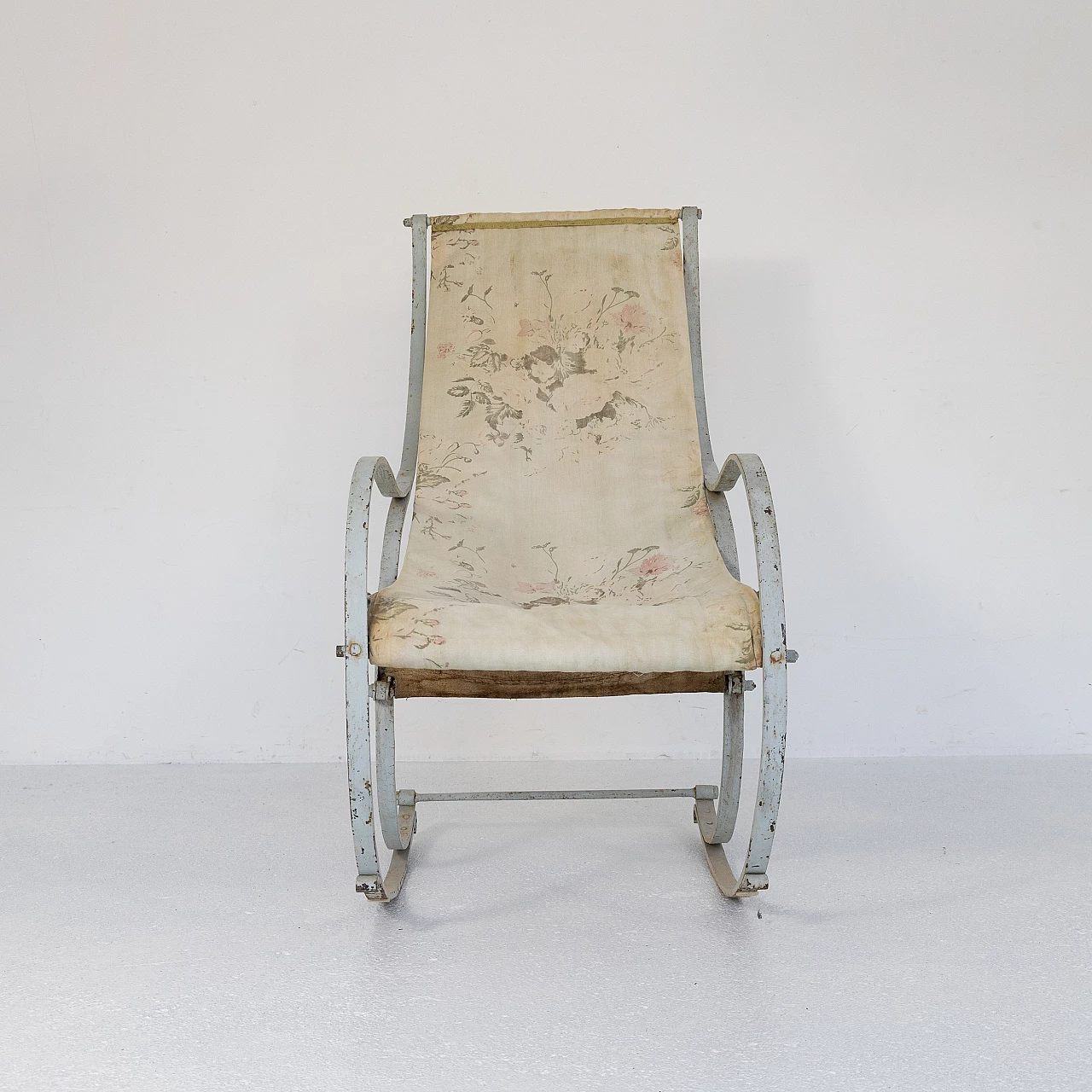 Sedia a dondolo in ferro bianco, primi '900 1