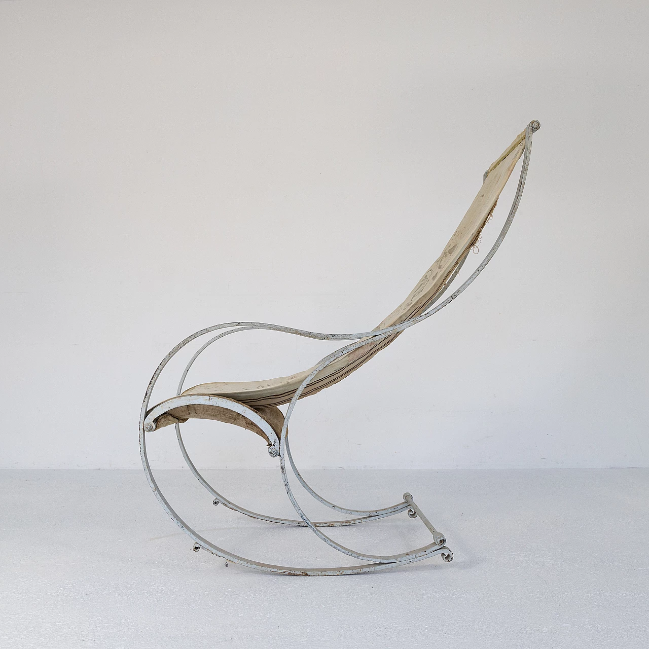 Sedia a dondolo in ferro bianco, primi '900 5