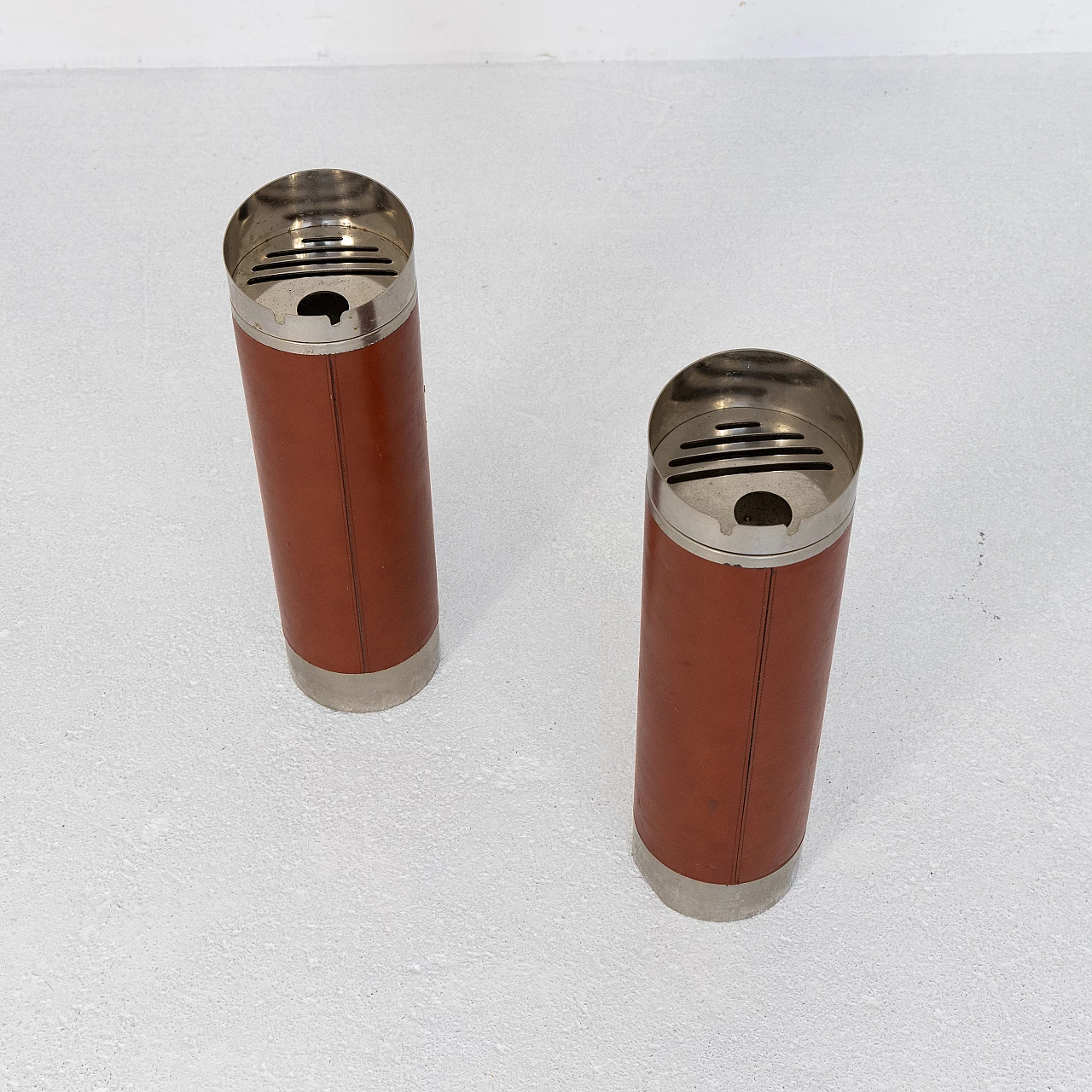 Coppia di posacenere da terra in pelle, anni '60 3