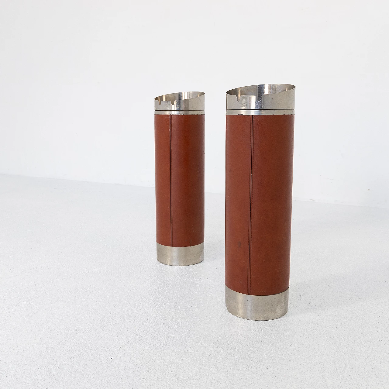 Coppia di posacenere da terra in pelle, anni '60 5