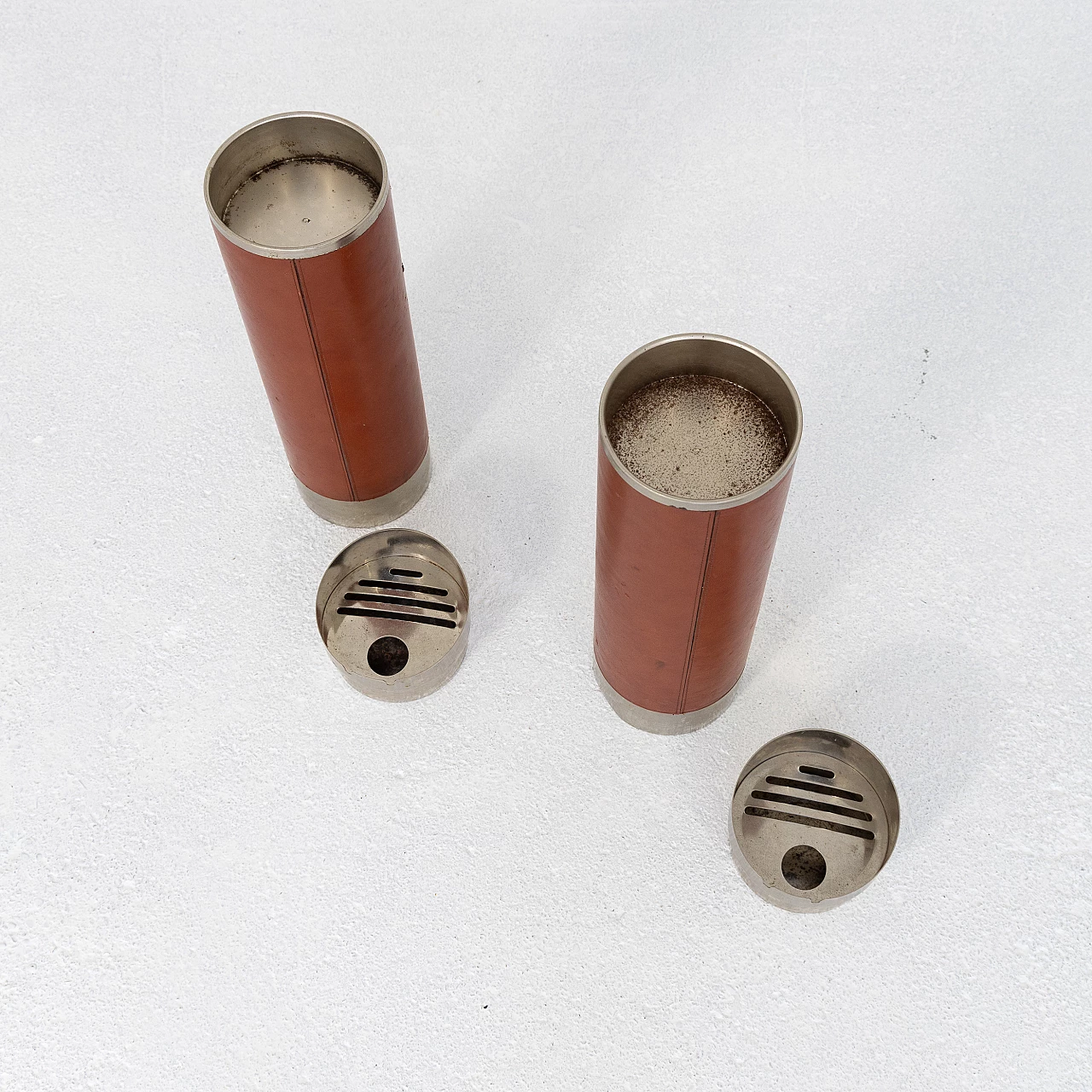 Coppia di posacenere da terra in pelle, anni '60 6