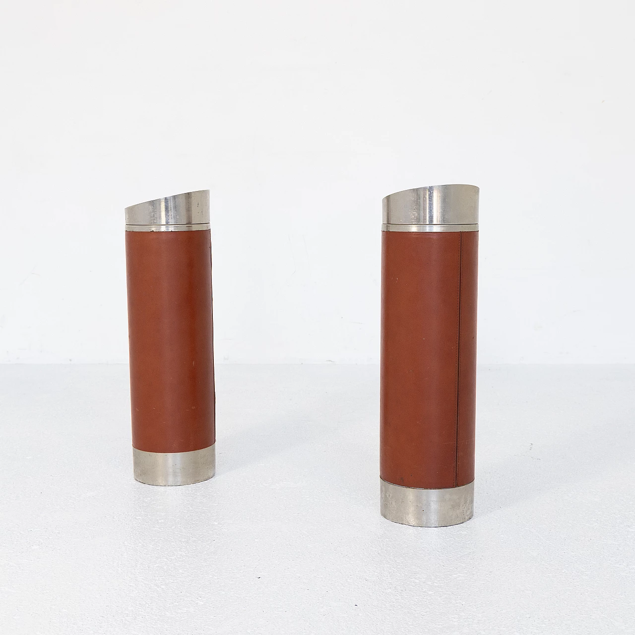 Coppia di posacenere da terra in pelle, anni '60 7