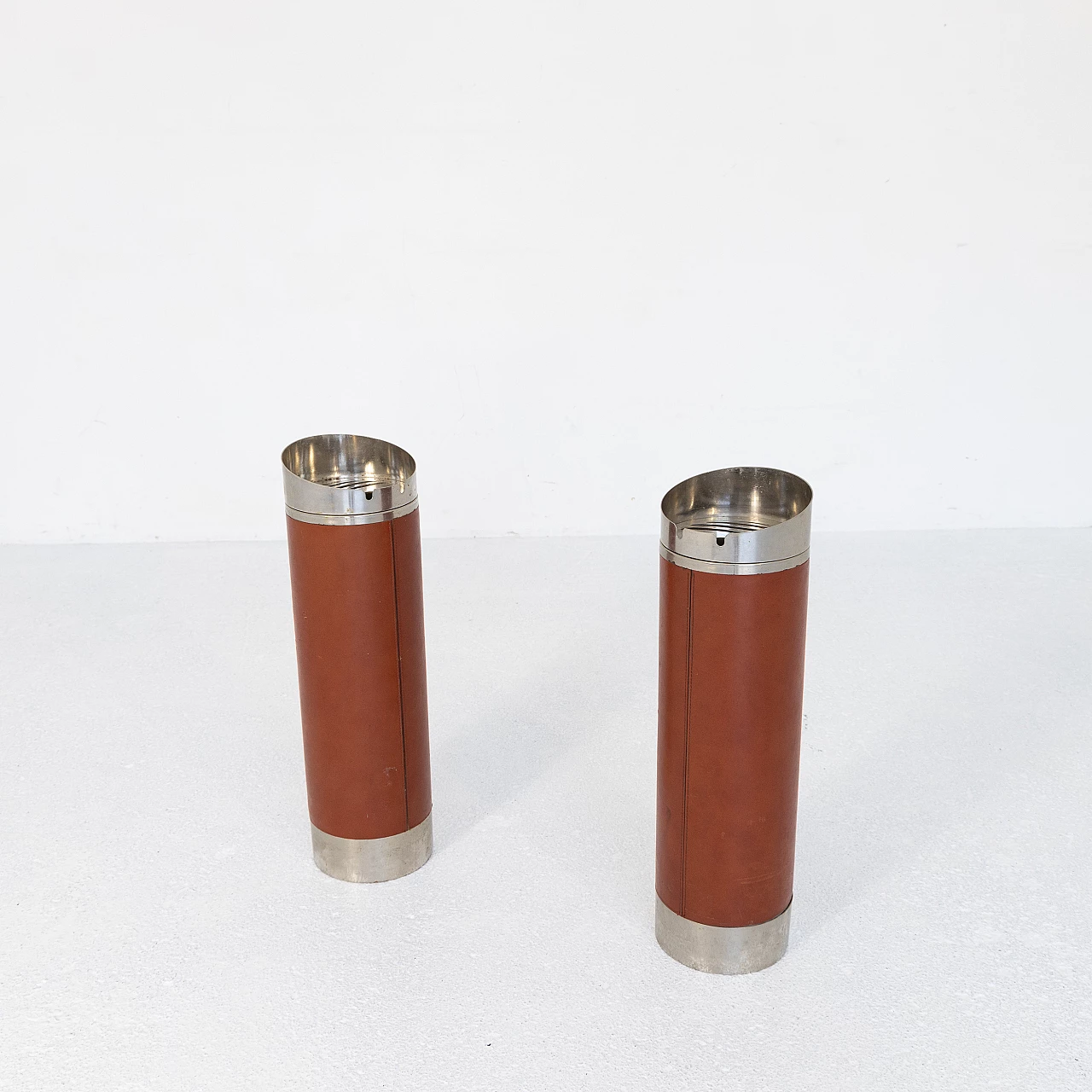 Coppia di posacenere da terra in pelle, anni '60 8