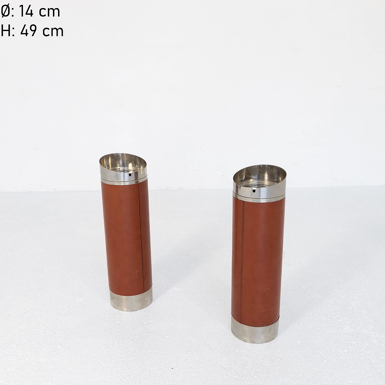 Coppia di posacenere da terra in pelle, anni '60 9