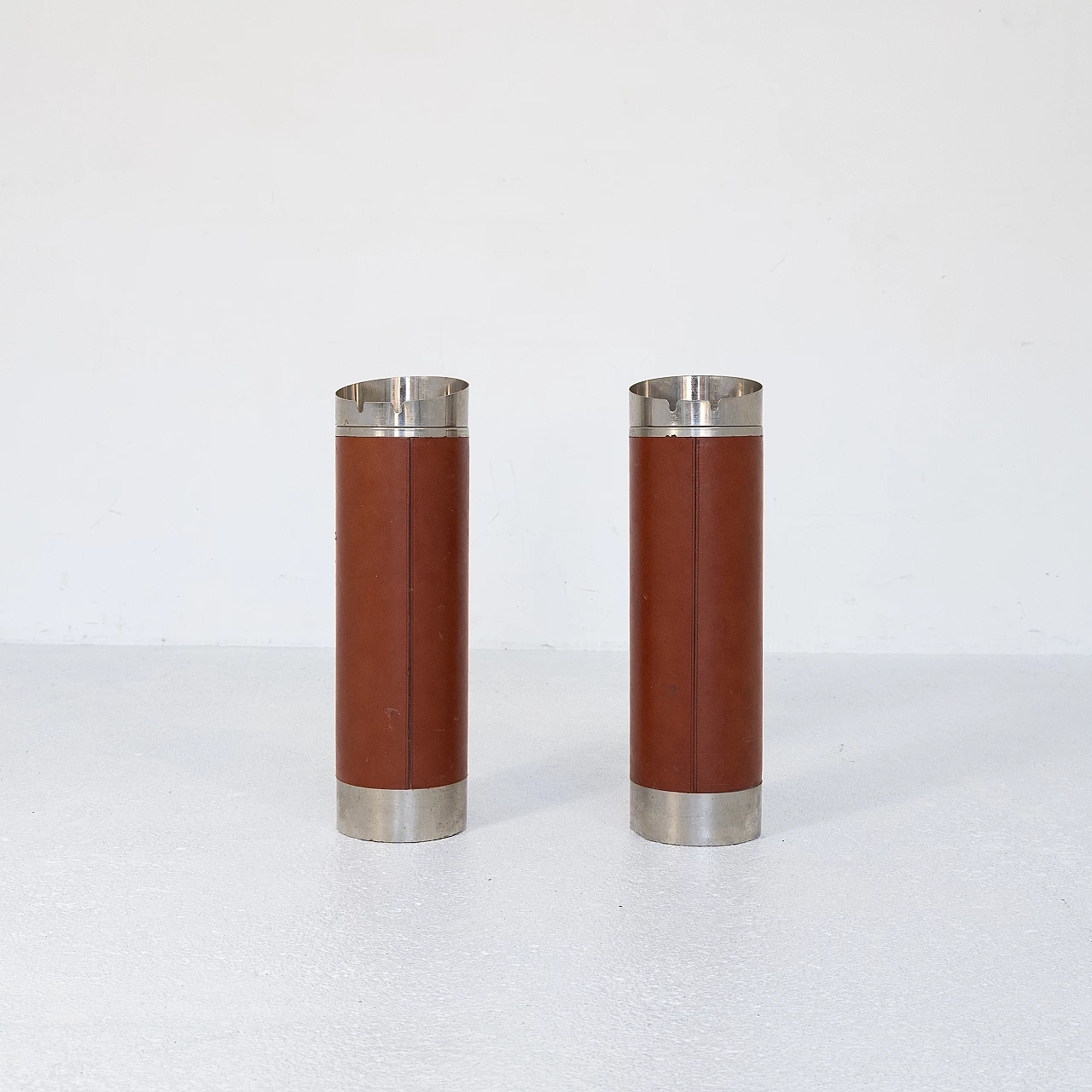 Coppia di posacenere da terra in pelle, anni '60 11