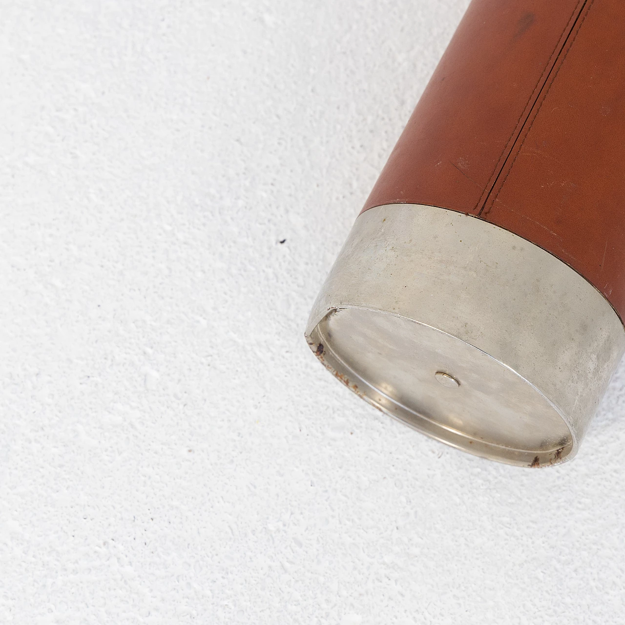 Coppia di posacenere da terra in pelle, anni '60 13