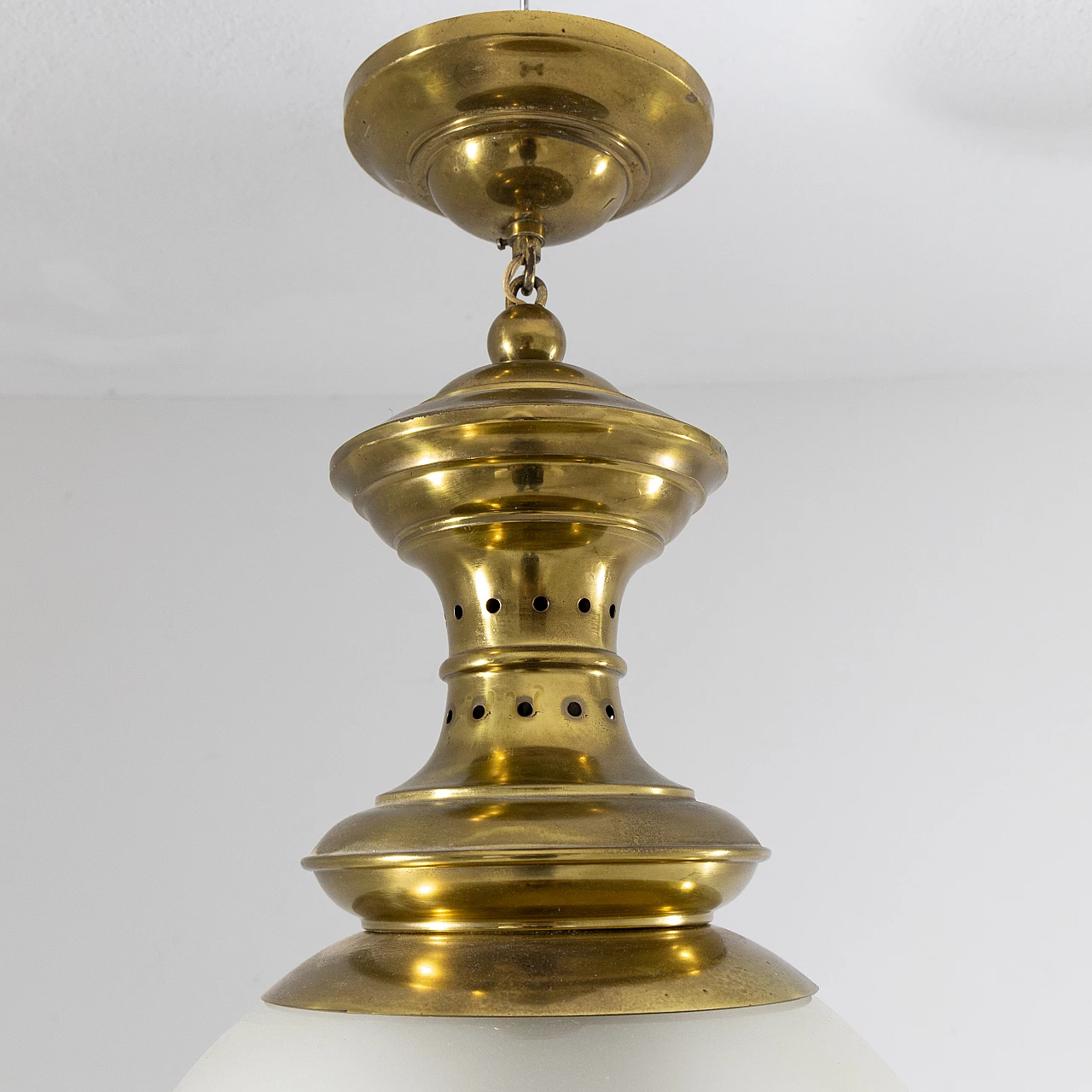 Lampadario in ottone e vetro satinato, anni '50 9