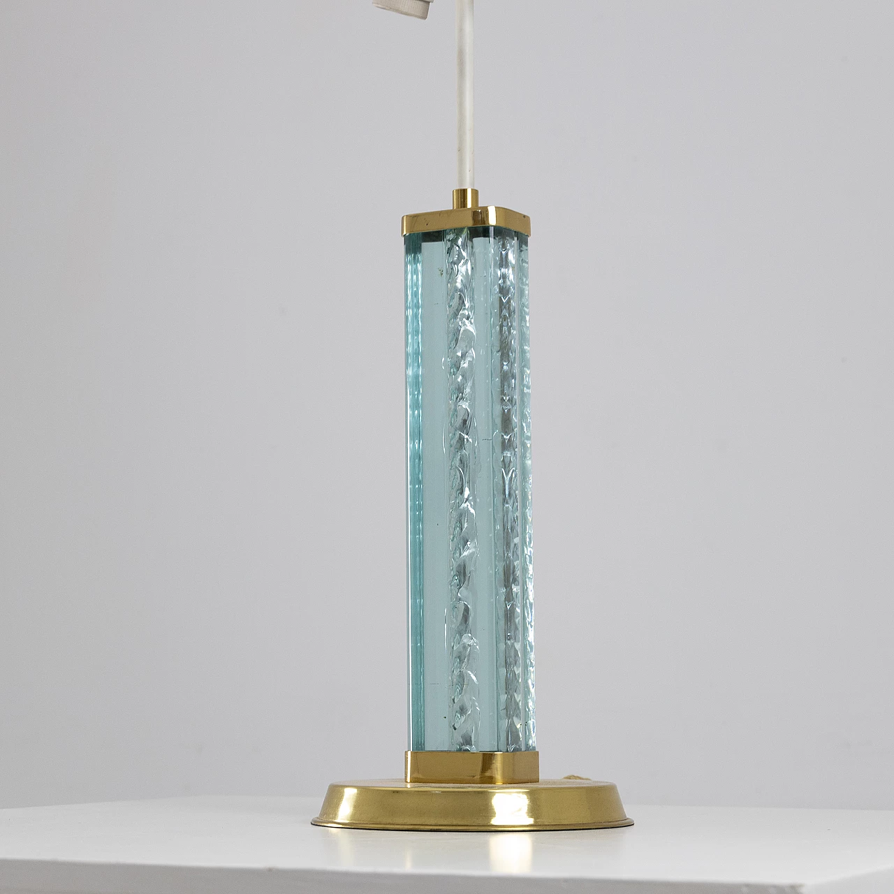 Lampada da tavolo in ottone e vetro azzurro, anni '50 4